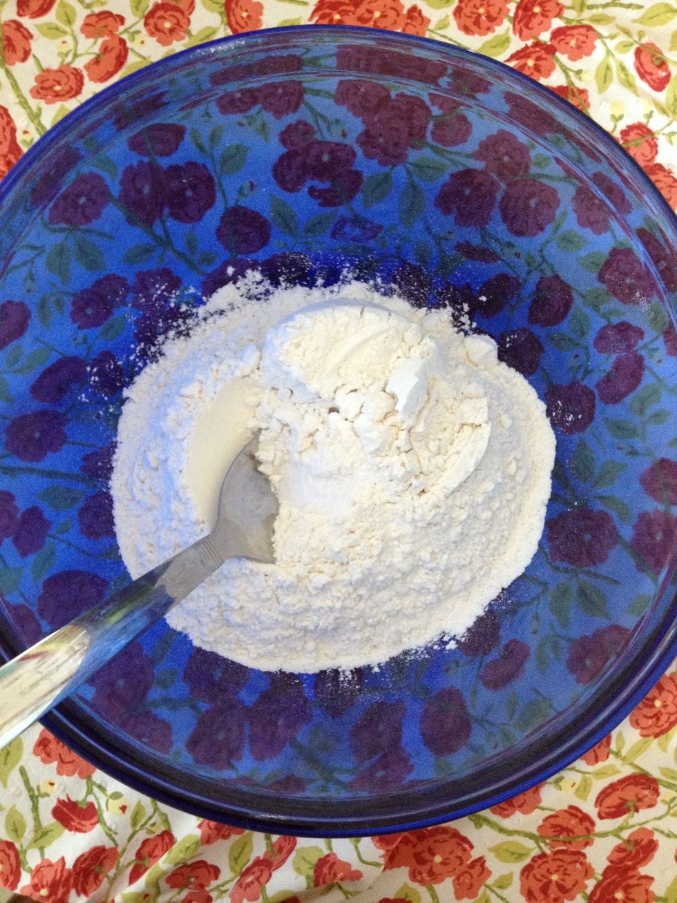 Mix together flour, baking soda and salt in bowl.