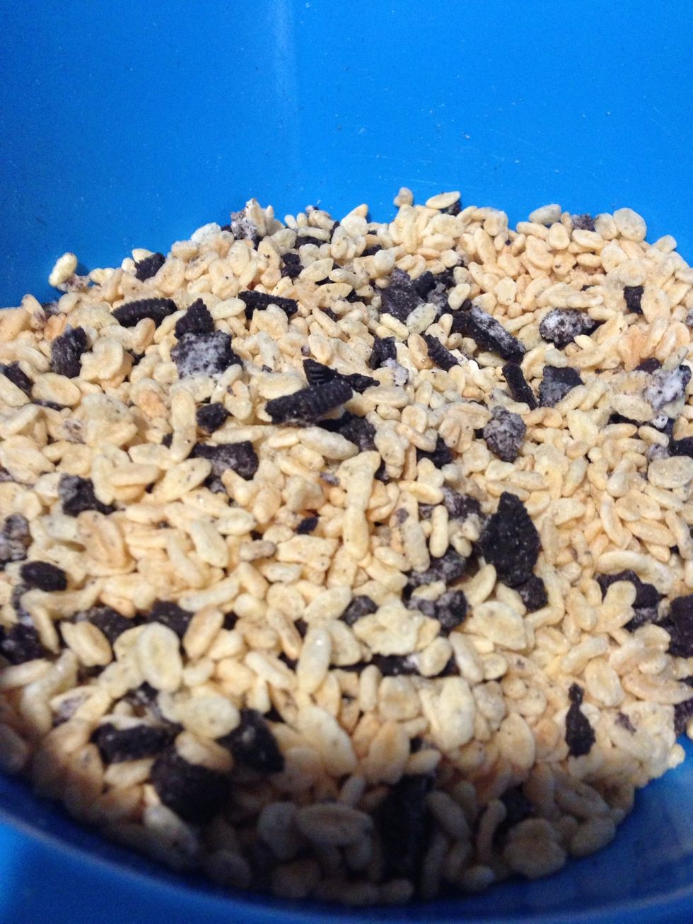 Mix together Rice Krispie and crushed Oreo, then set aside. Lightly grease a pan or place a parchment paper in it.