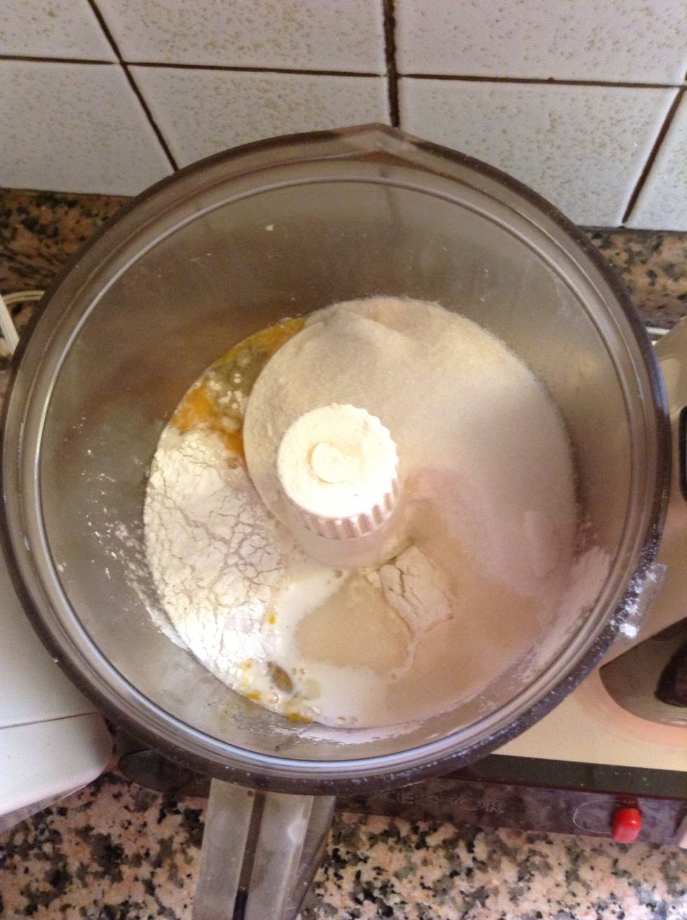 Mix together the flour, sugar, salt, vanilla extract, eggs, baking powder and milk.
