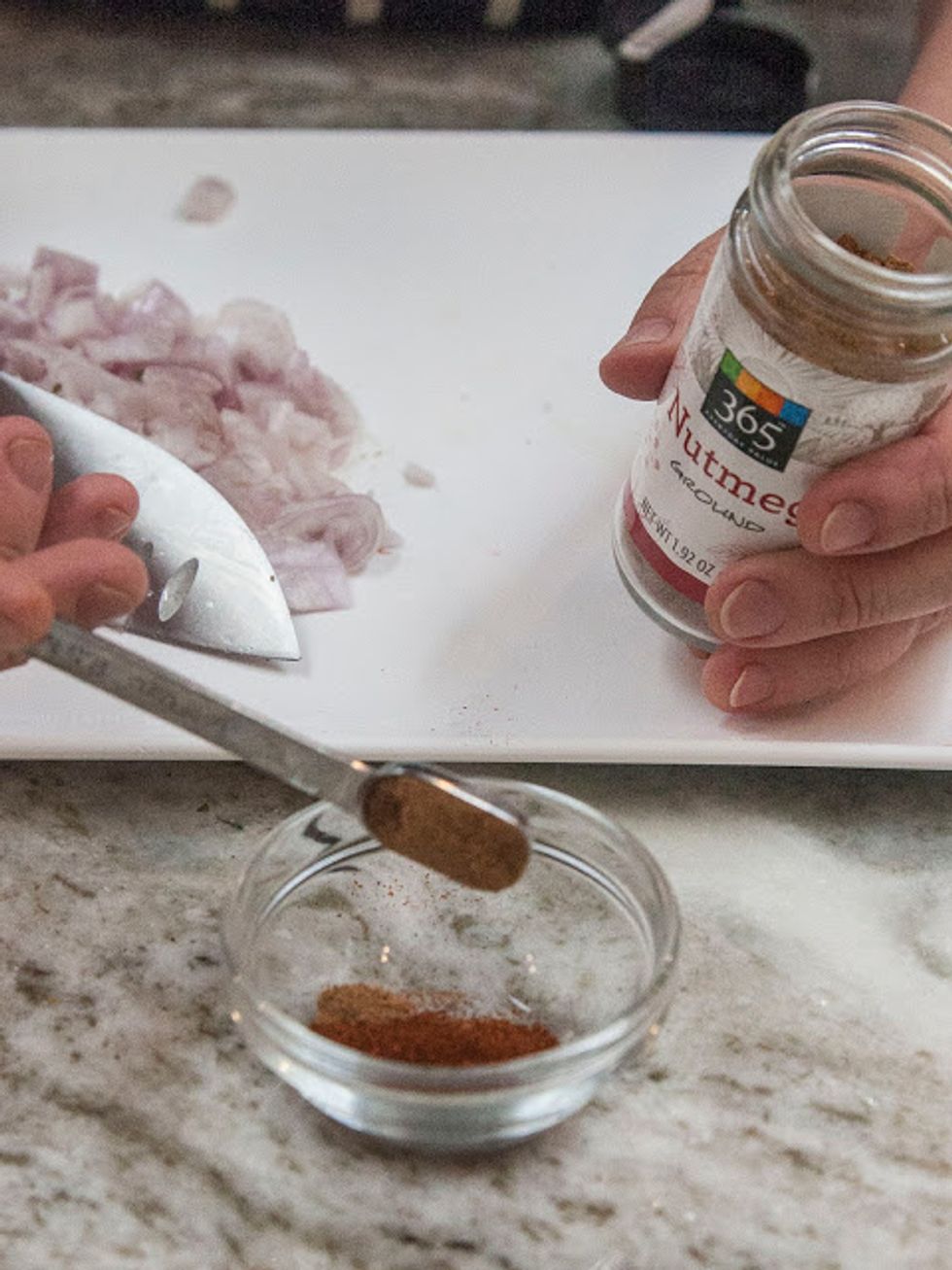 Mix together the paprika and nutmeg and  set them aside.