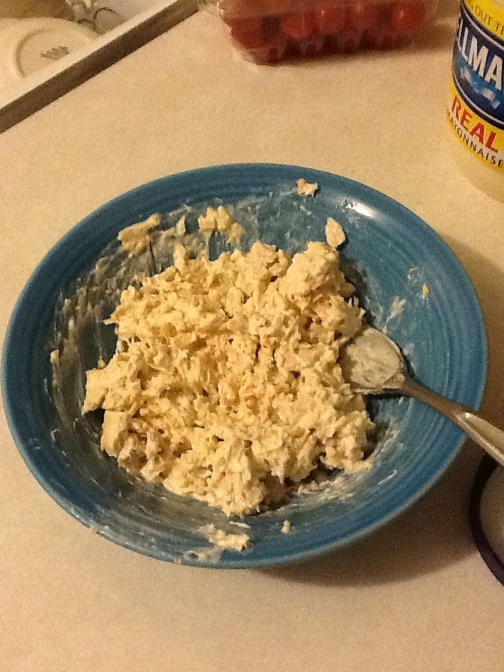 Mix together the tuna and mayonnaise.