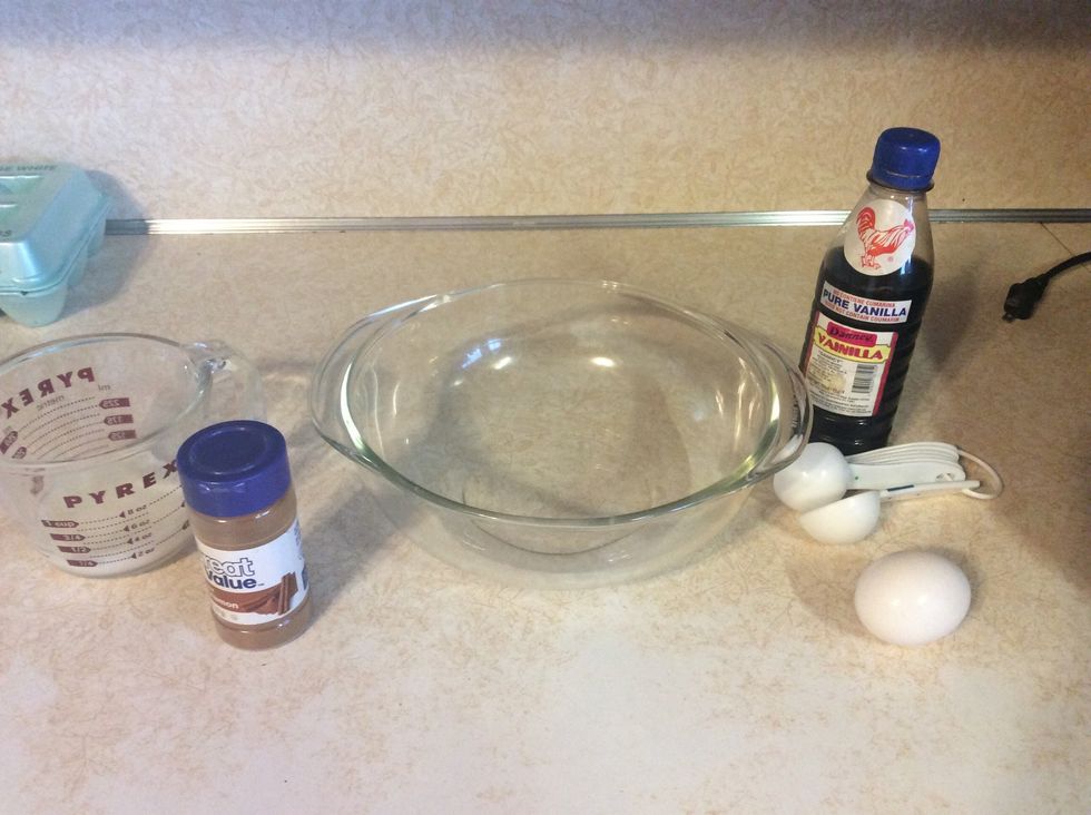Mix vanilla extract, cinnamon, and egg in shallow bowl