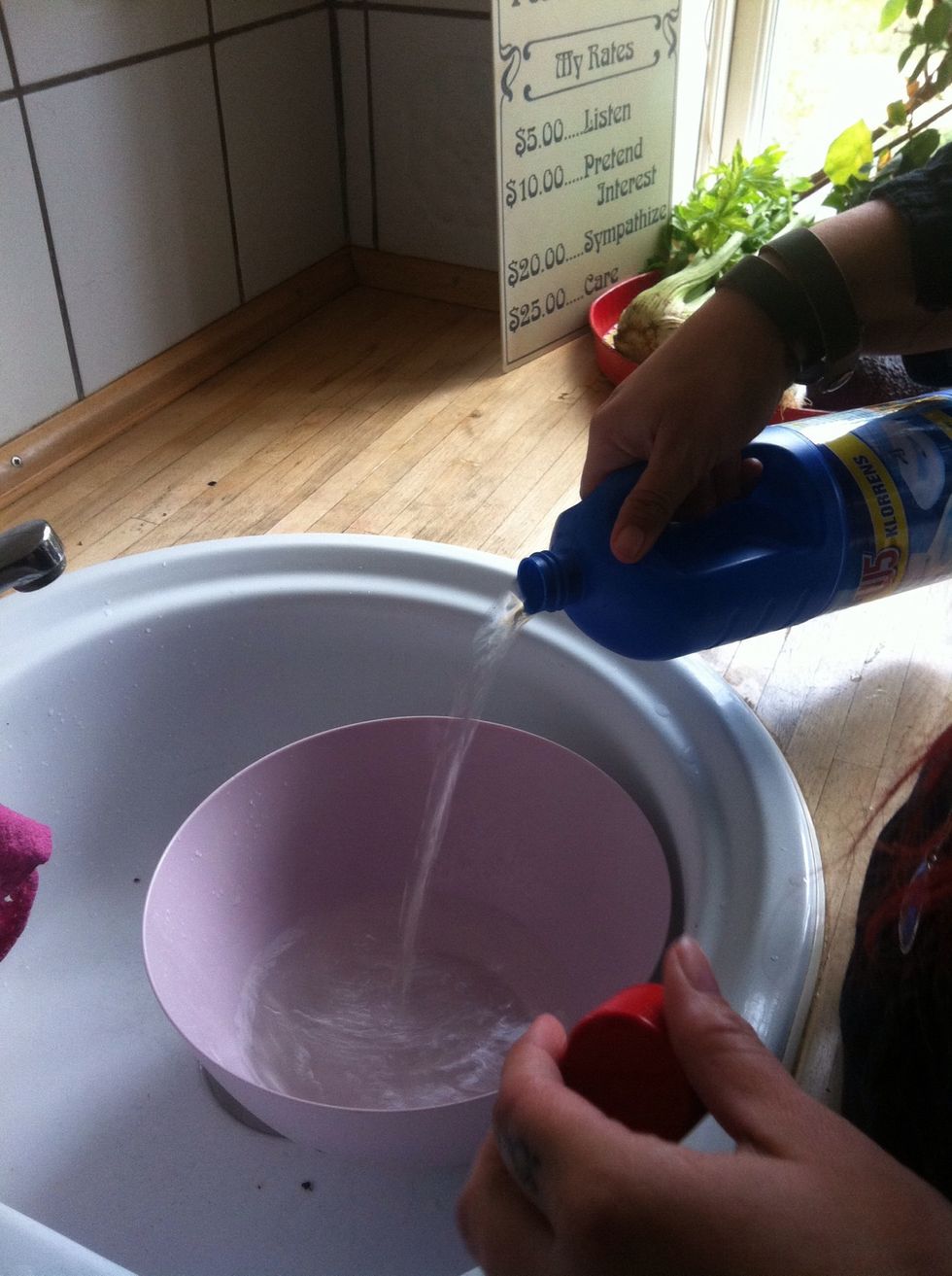 Mix water and Clorin together