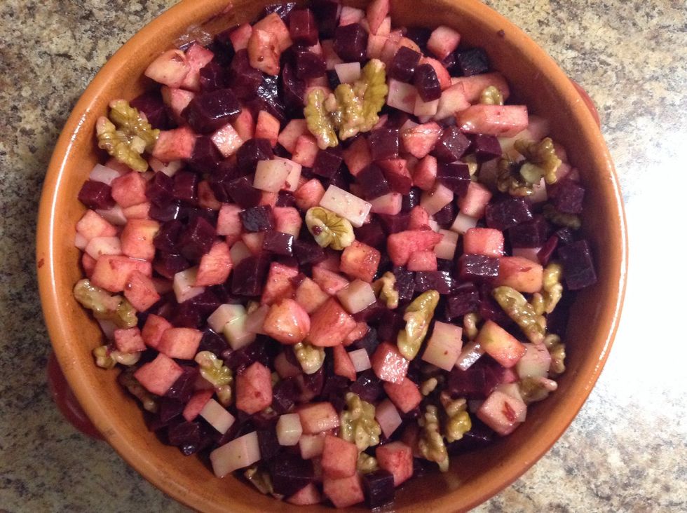 Mix well and your salad is ready! As you can see the apples quickly turn pink!