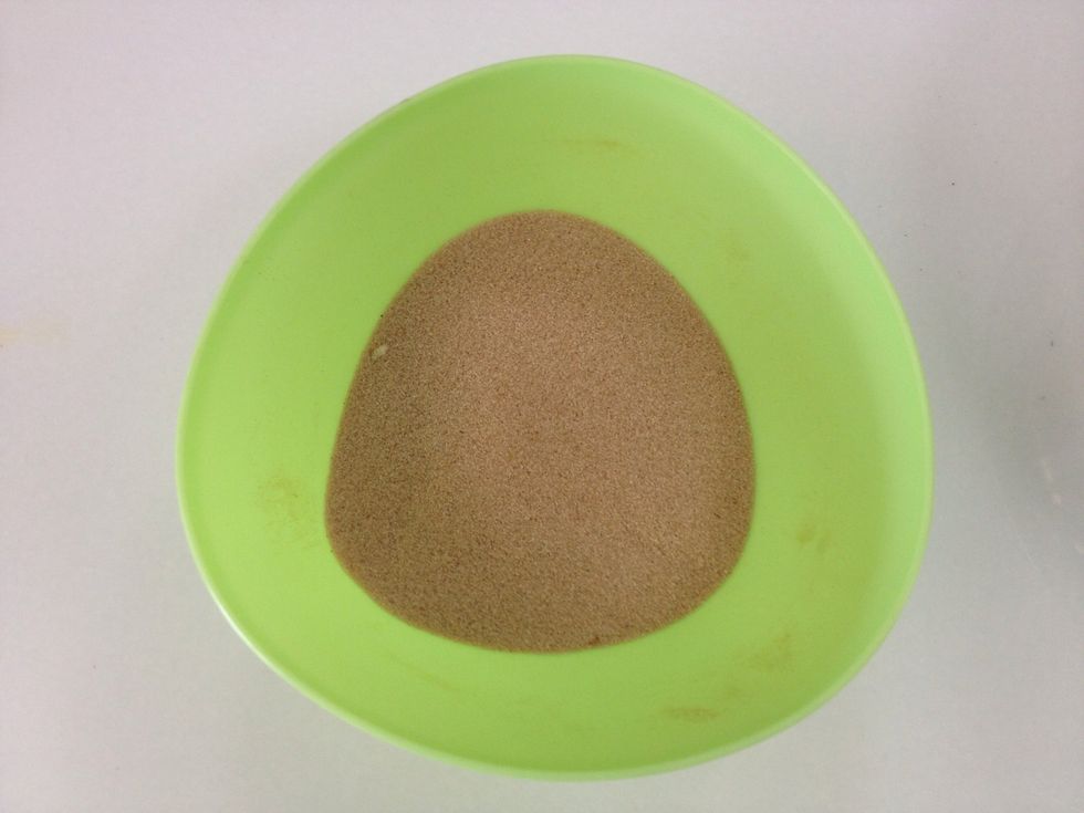 Mix well sugar and cinnamon.