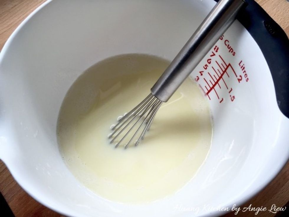 Mix well the ginger juice with the milk and egg mixture.
