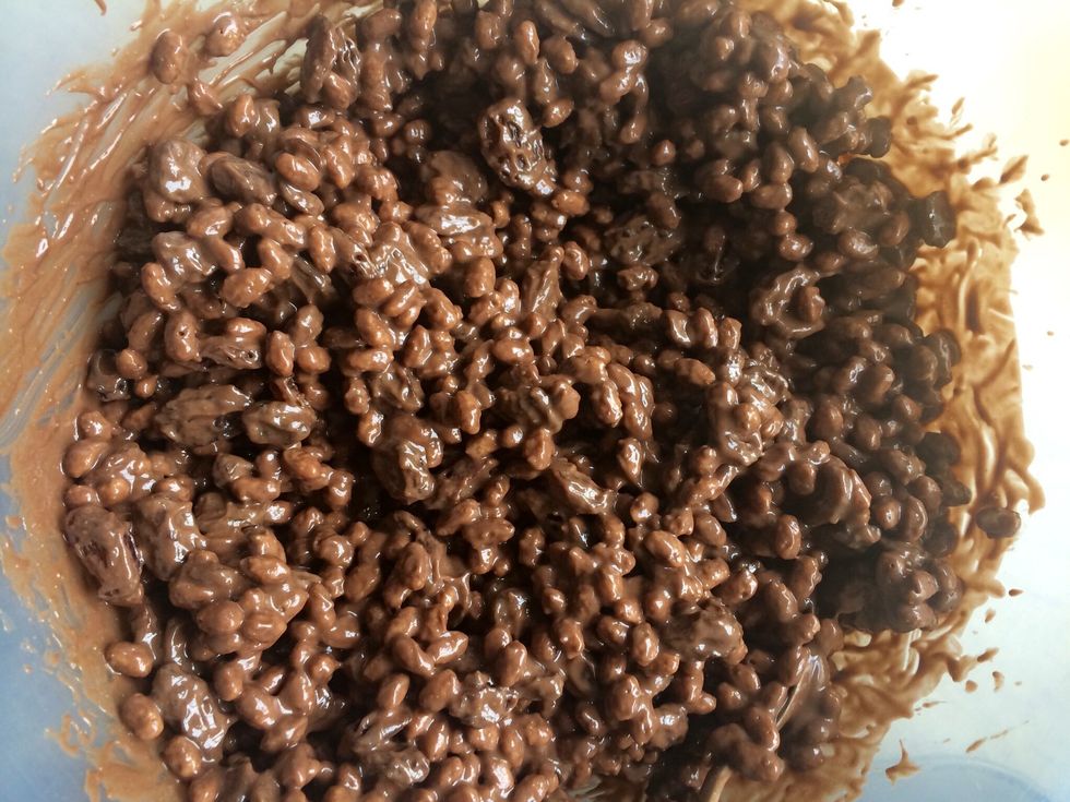 Mix well until all the rice crispies and sultanas are coated in the chocolate.