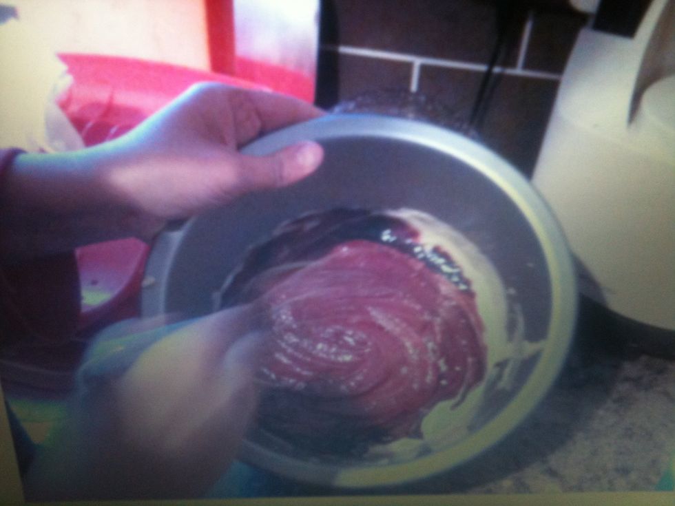 Mix with a whisk until evenly coloured.