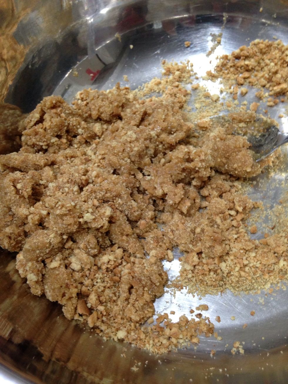 Mix with maltose (or replaced by butter). Mix until they are as sticky as the photo.