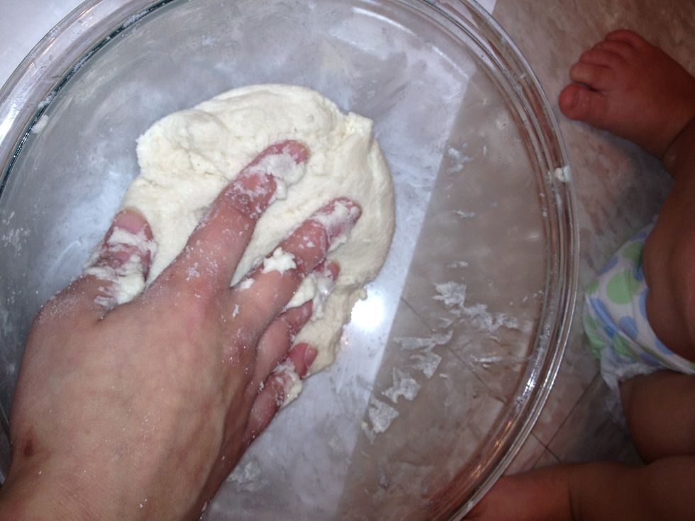 Mix with ur hands! It's a great sensory project for ur kids if they don't throw it everywhere lol ( that is why I'm mixing in this pic)