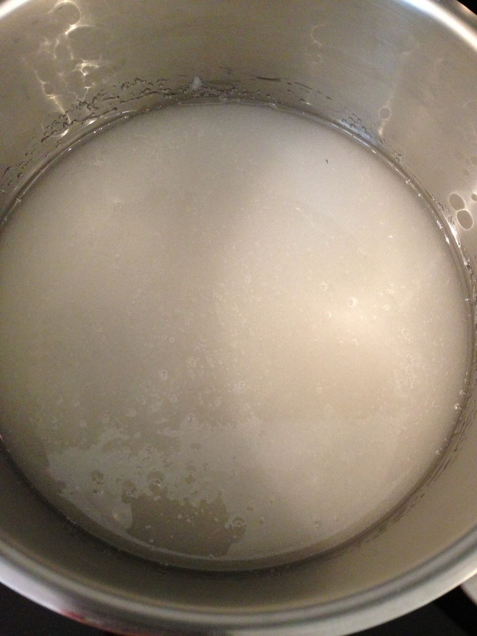 Mix without letting the sugar still to the sides of the saucepan