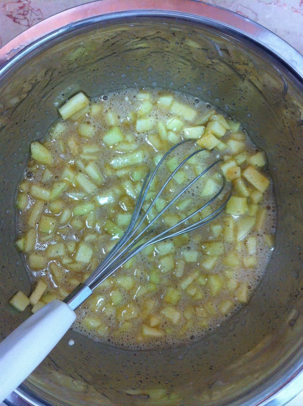 Mix your ingredients by order : eggs , sugar , oil , honey , apples (diced) , the rest of the cinnamon and b.sugar.