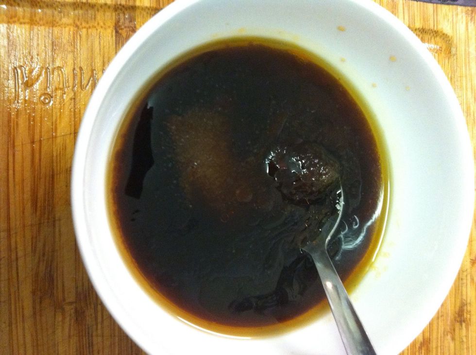 Mixed oyster sauce , light soy sauce , sugar and peanut oil together