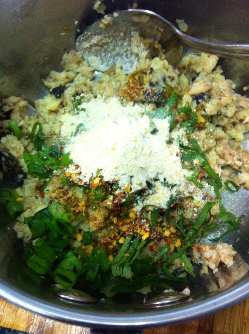 Mixed parsley, spring onion ,dry chili, rice powder in the bowl