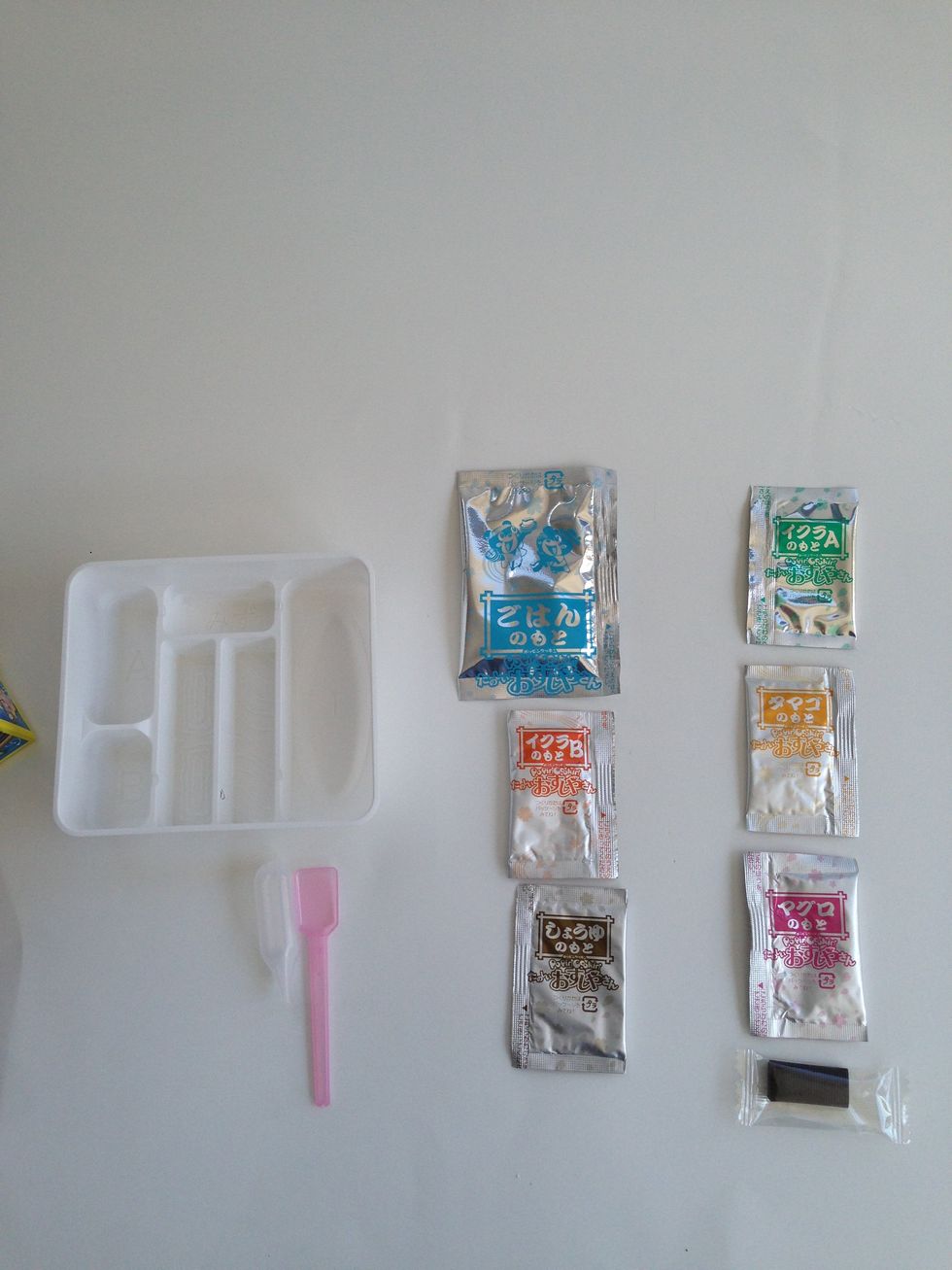 Mixing/Mold Tray, Spatula, Dropper-BLUE Rice Mix-GREEN Roe Bubble Activator-ORANGE Roe (Eggs)-YELLOW Tamago-BROWN Soy Sauce-PINK Tuna Sushi Mix-CLEAR Pack has the Nori which you Knead for Sushi Roll