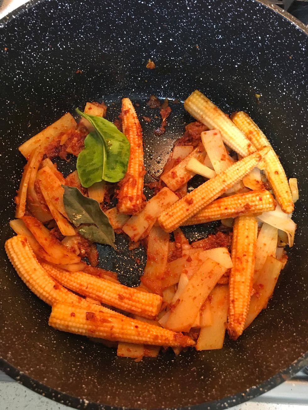 Mixing well all ingredients. Add up lemon kaffir leaves and bay leaves.