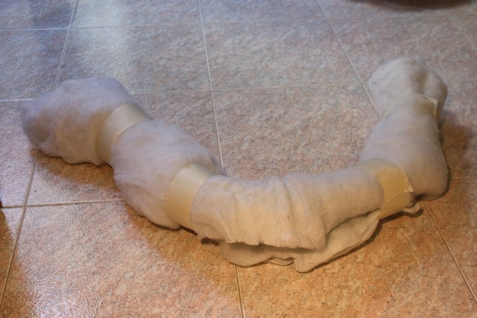Modella la gommapiuma fino a formare un tubo e, se necessario, fissalo con del nastro adesivo.