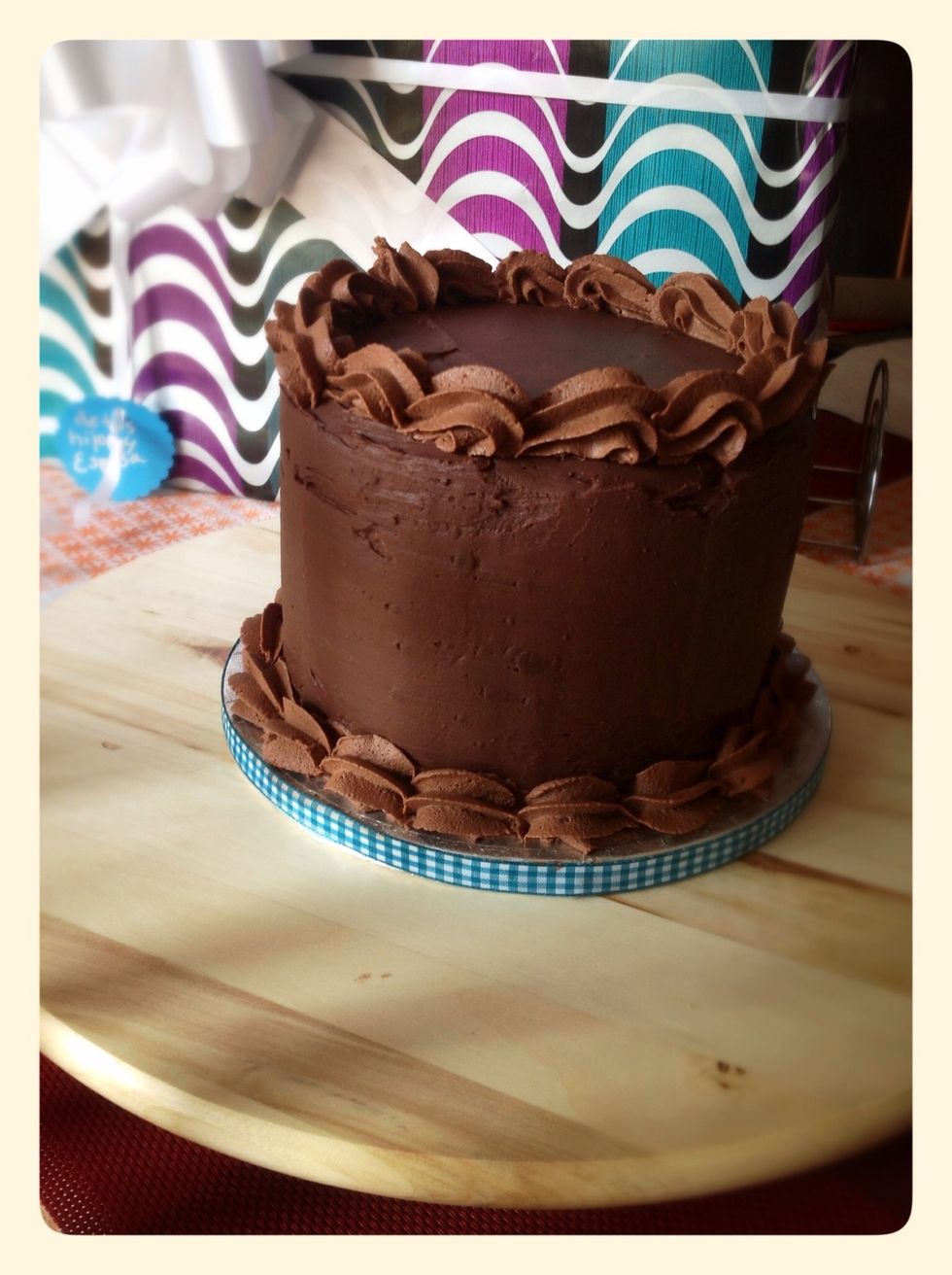 Montamos el resto de la ganache y con ayuda de una boquilla de estrella decoramos con unas conchas en la parte alta y baja de la tarta, y ya tenemos nuestra Baltasar cake lista!