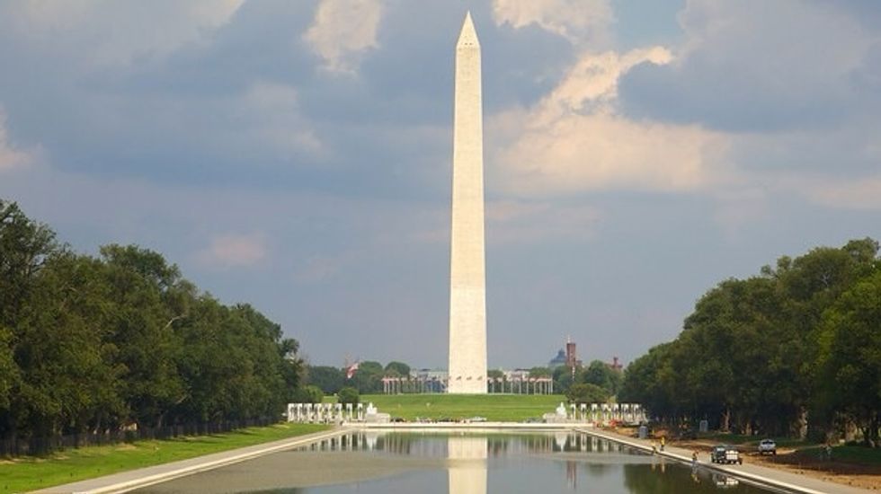 "Monumento a Washington" est\u00e1 constituido por una estructura de m\u00e1rmol de 170 metros de altura. Se convirti\u00f3 en 1884 en la estructura m\u00e1s alta del mundo hasta la construcci\u00f3n de la Torre Eiffel.