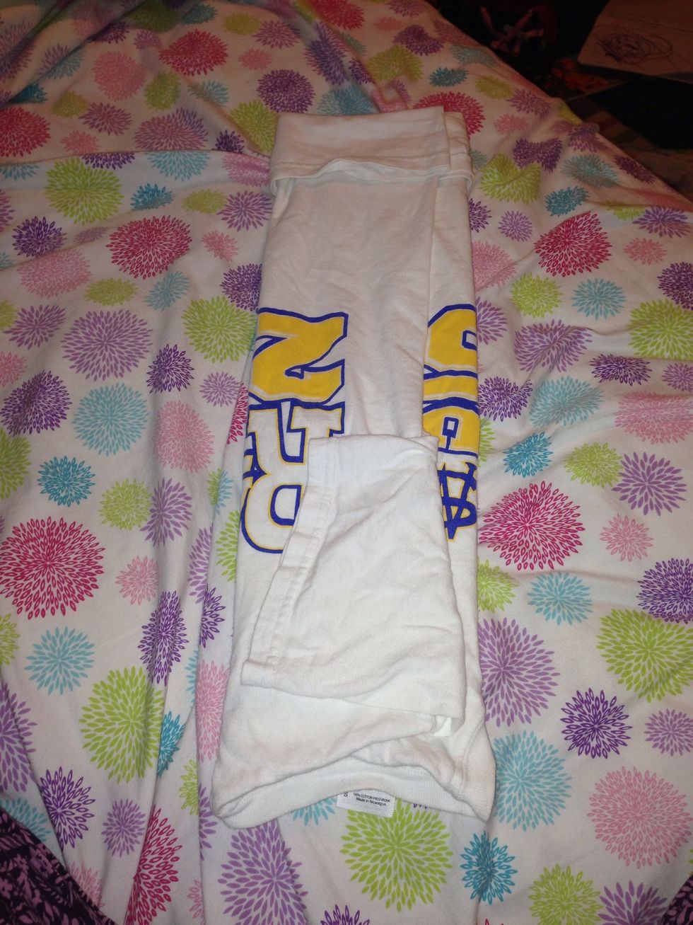 Most important step! Turn the shirt around so that the top is closest to you, as such :)