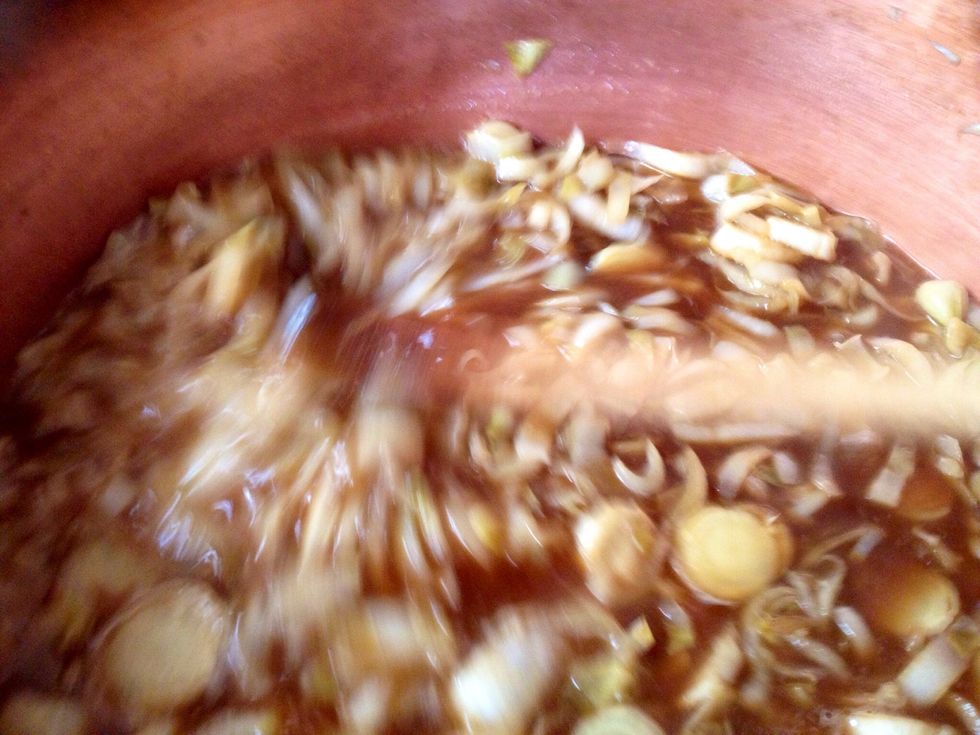 Mouillez avec de l'eau \u00e0 hauteur et laissez compoter \u00e0 feu tr\u00e8s doux jusqu'\u00e0 l'obtention d'une confiture.