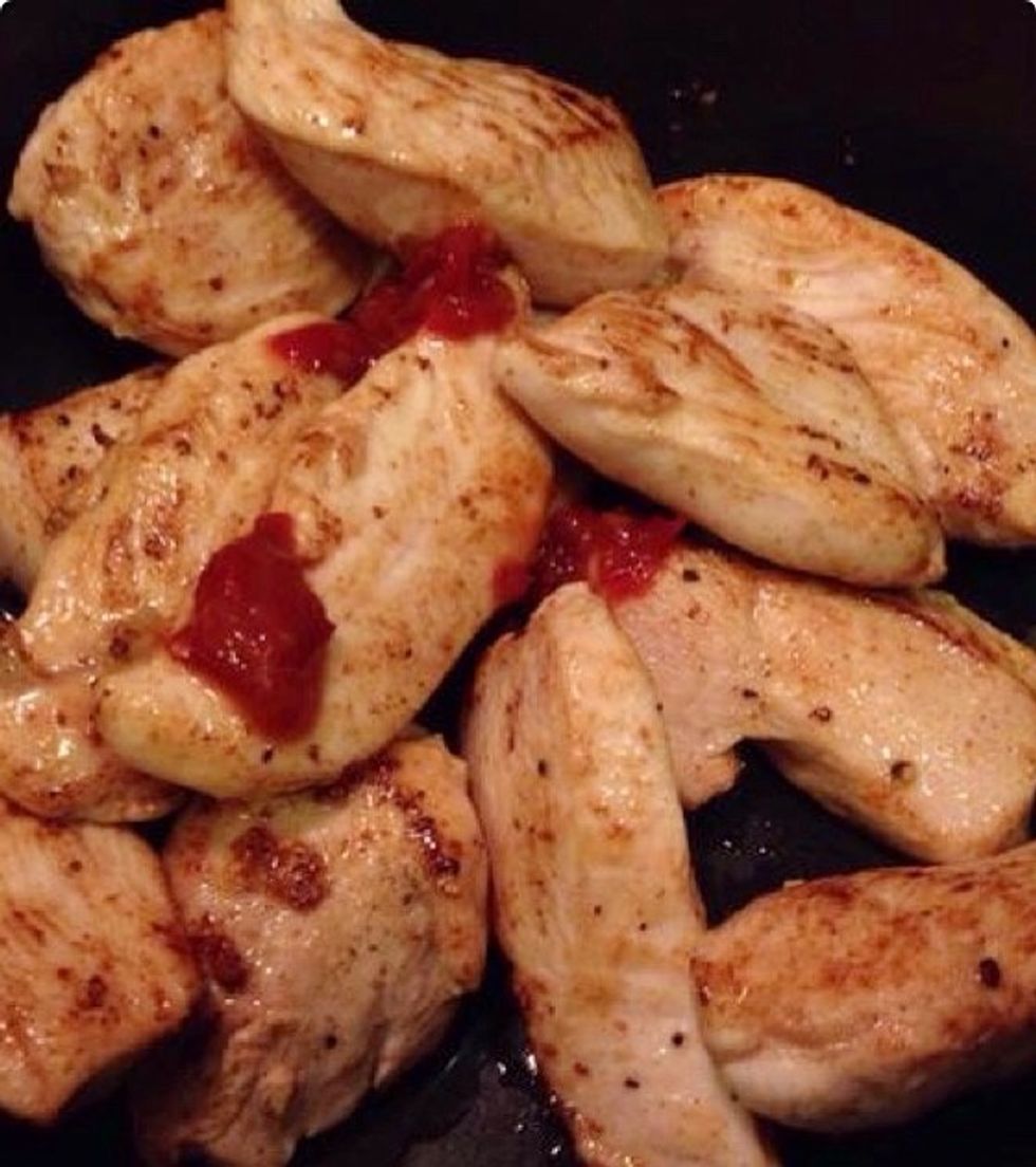 Move the chicken pieces to a pot and add sambal oelek (or chopped chili fruit).