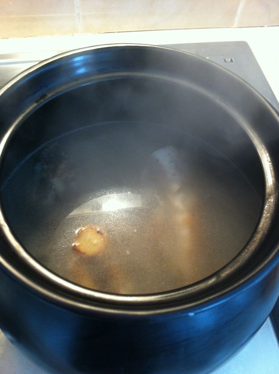 Move the fish to the pot with the remaining water from the pan. Add another four slices of ginger. Put the pot on high heat to bring to boil and prepare the papaya for the meanwhile