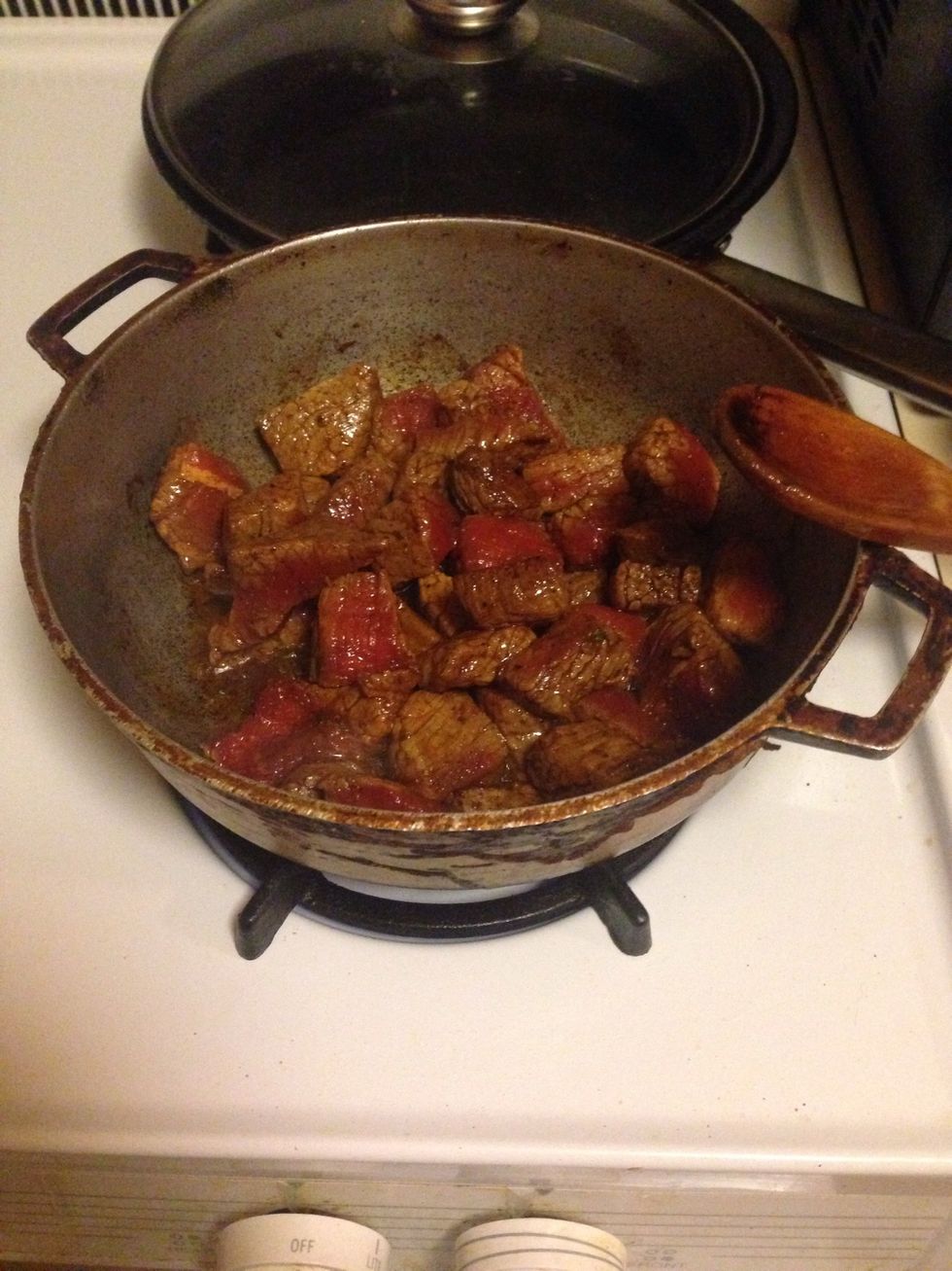 Move the meat until all sides are Brown And the meat starts throwing its own water