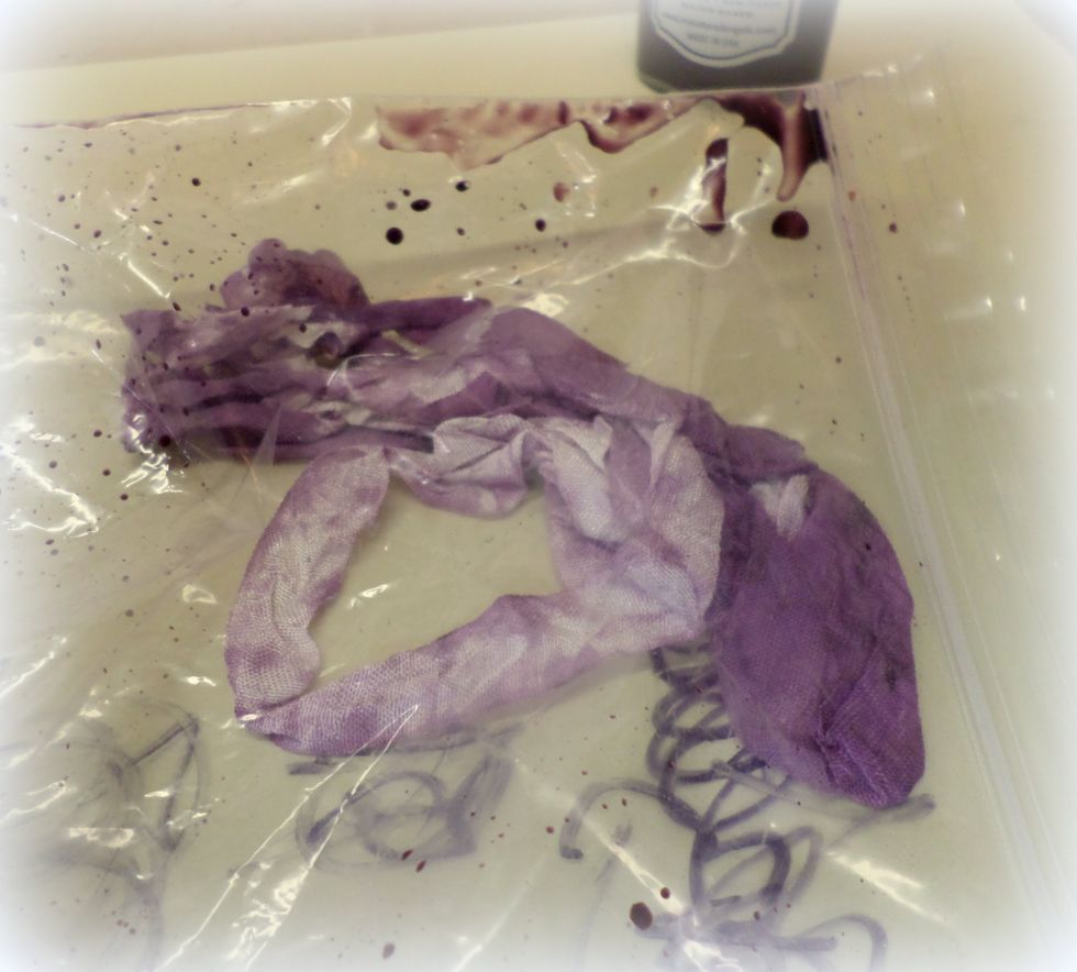 Move the seambinding around in the bag so it picks up all the ink. Take it out and let it dry.