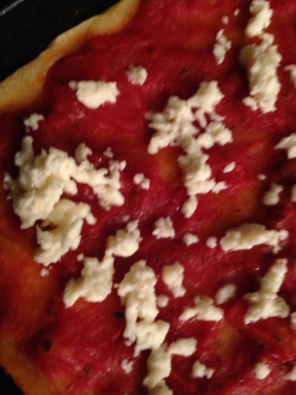 Mozzarella must be everywhere and with space between every pieces.