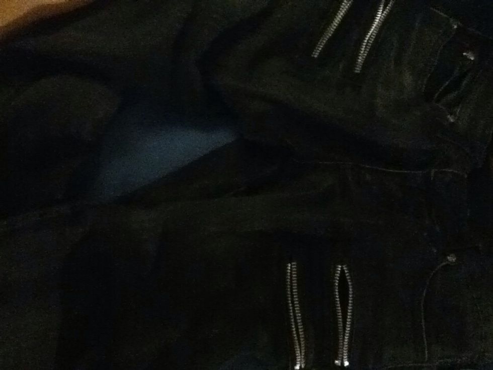 Much better! You can put those end pieces back on but I'm not gonna bother. Now, I'm going to go a bit further and cut out the fabric underneath the zipper.