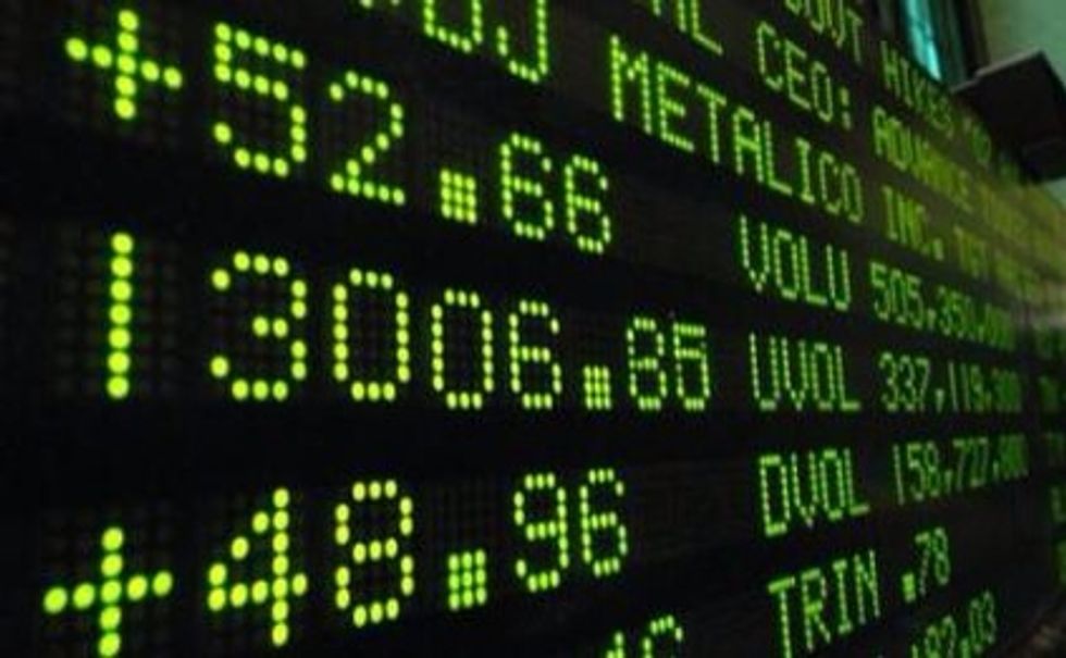 Mucha gente se la pasa todo el d\u00eda en wall street comprando y vendiendo acciones. La bolsa americana es dow Jones.