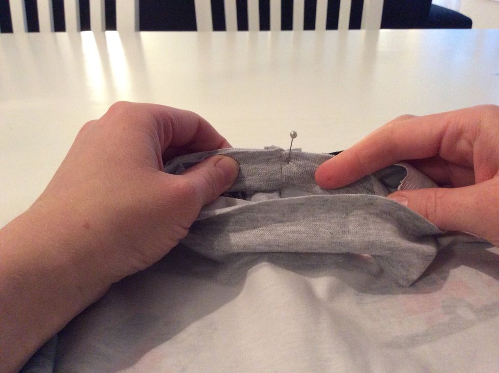 Mudden l\u00e4ggs in i tr\u00f6jan (som ligger med avigan ut\u00e5t) med de klippta sidorna ut\u00e5t och s\u00f6mmen mitt bak i nacken eller i ena axels\u00f6mmen.