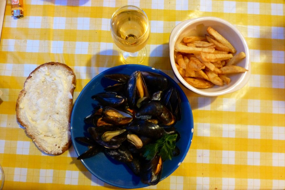 Mussels in the North of France eat with bread with butter and fried and accompanied by a glass of white wine or beer.