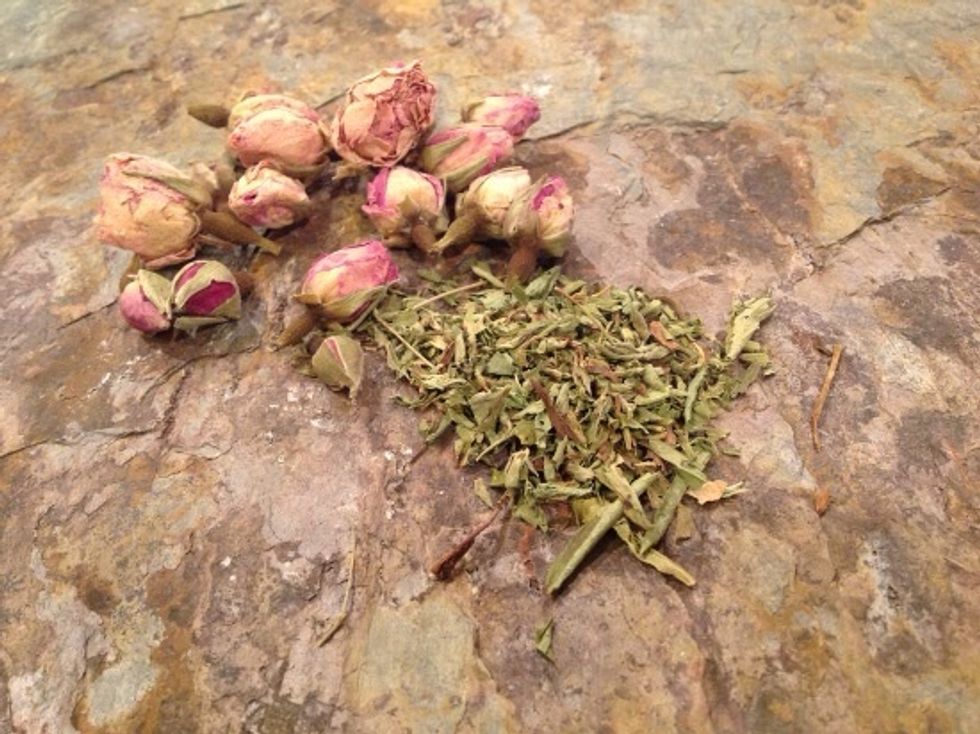 My always-itchy and dry scalp is fabulously itch-free. Who knew that a natural sweetener could be the answer to one of my most irritating issues? Plus, my tresses smelled like a bouquet of roses!