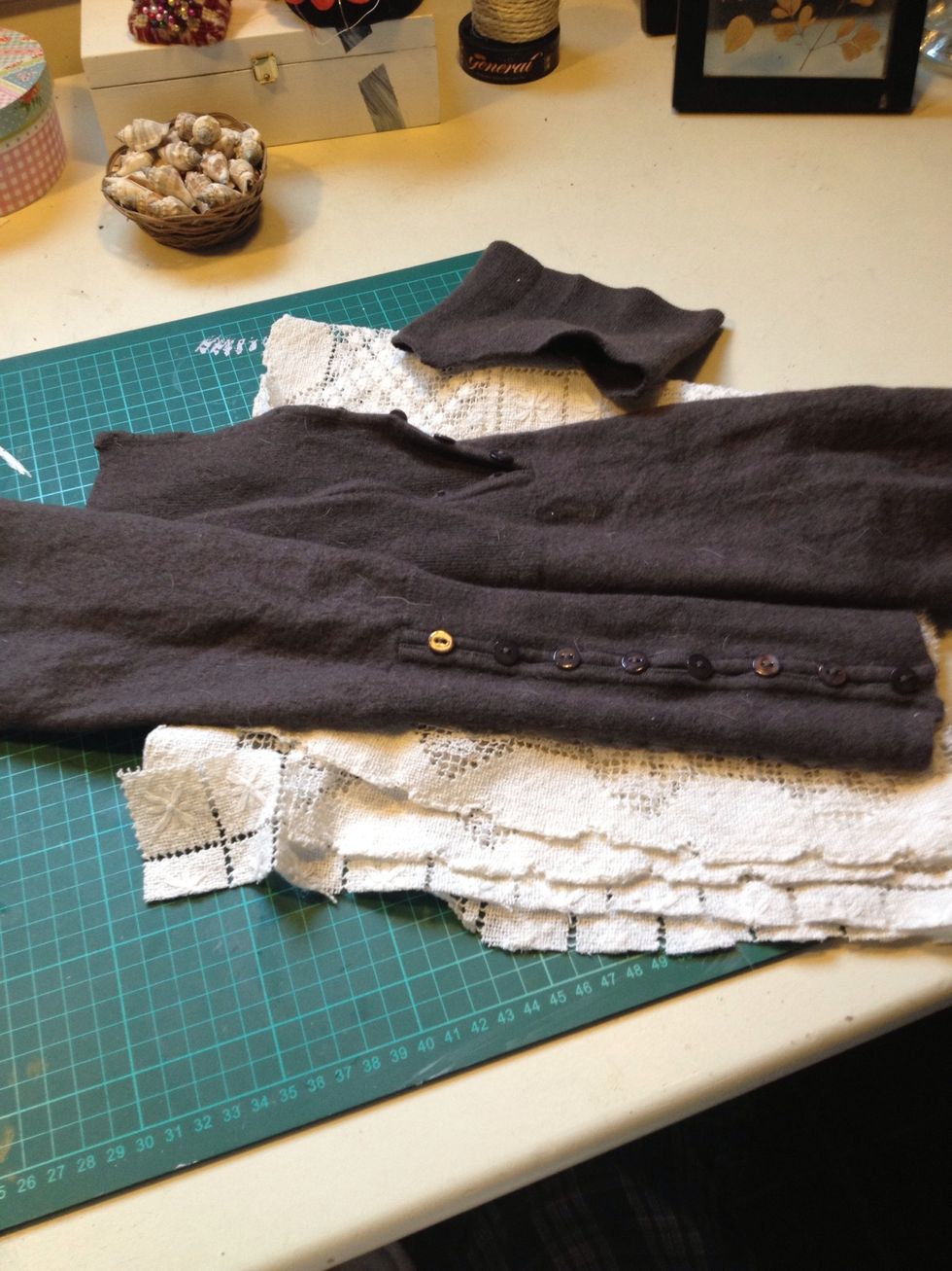 My beloved sweater was destroyed by being washed on too high temperature. I'm going to make boot socks from the sleeves. They are too tight, so I'll make an insert by using the top half of the sleeves