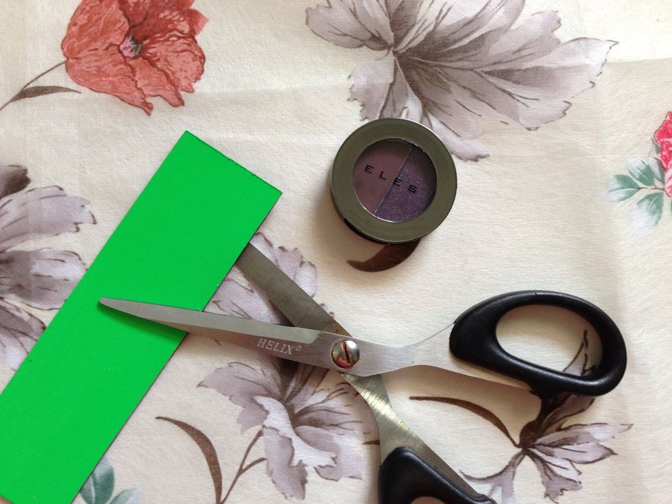 My DIY magnet board could also be used as a makeup holder, for eyeshadow compacts especially. My favourite dimensional cake liner from ELES is one of the many ELES shadows that I really love.