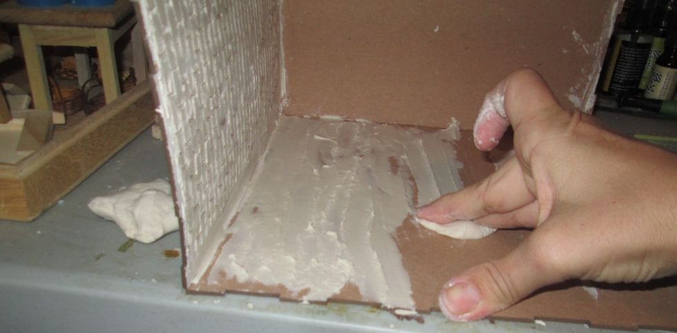 My first (and bad) attempt to add texture to my walls, was to spread Creative Paperclay over the surface of the wall.