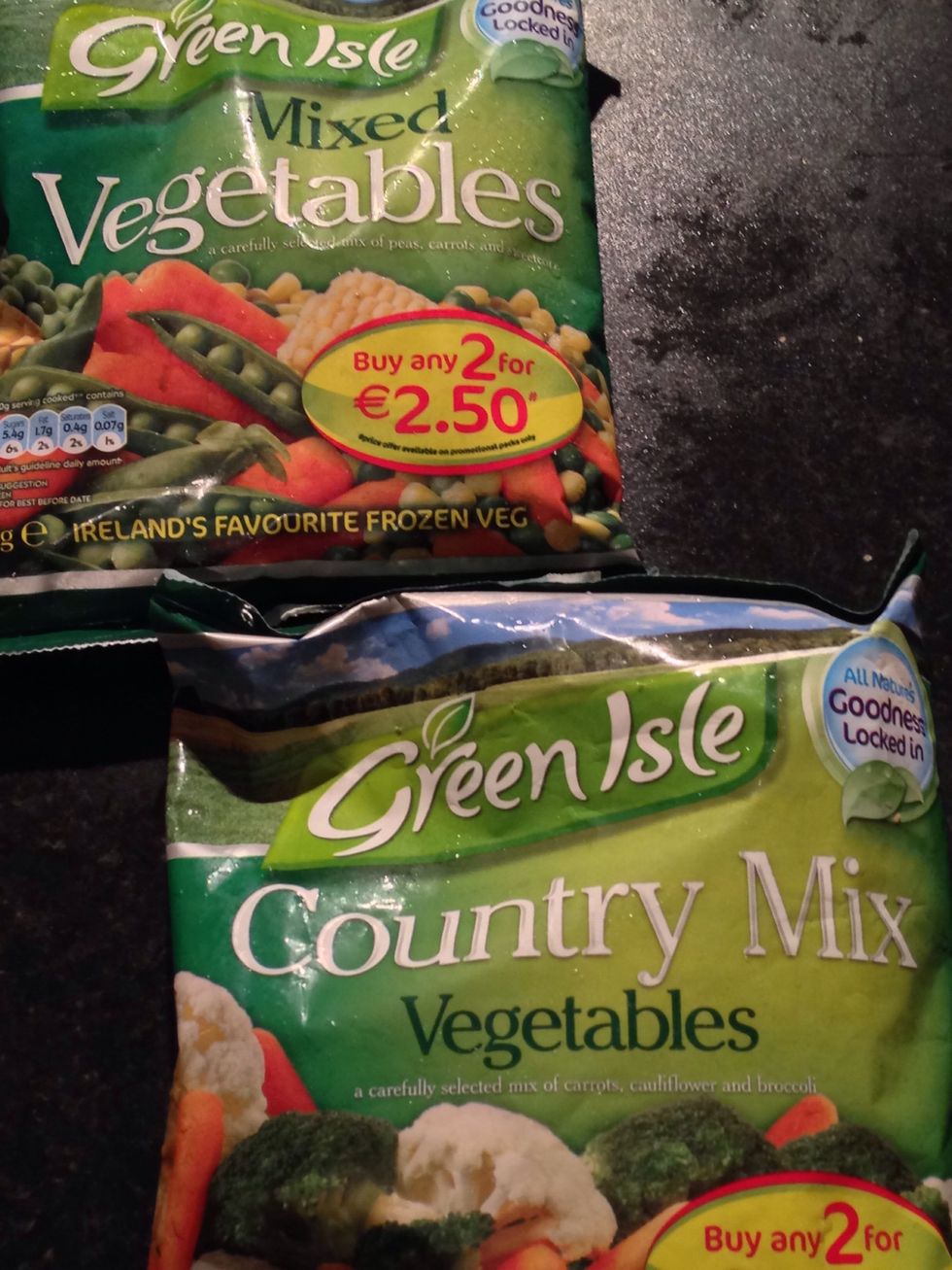 My mother would kill me for using frozen veg instead of fresh ones, but I'm hungry and I want my food fast and easy. My mixes got carrots, sweetcorn, peas, califlower and broccoli.