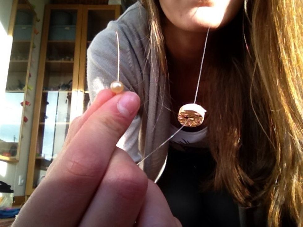 My needle is to big for the bead so I insere the thread in the bead