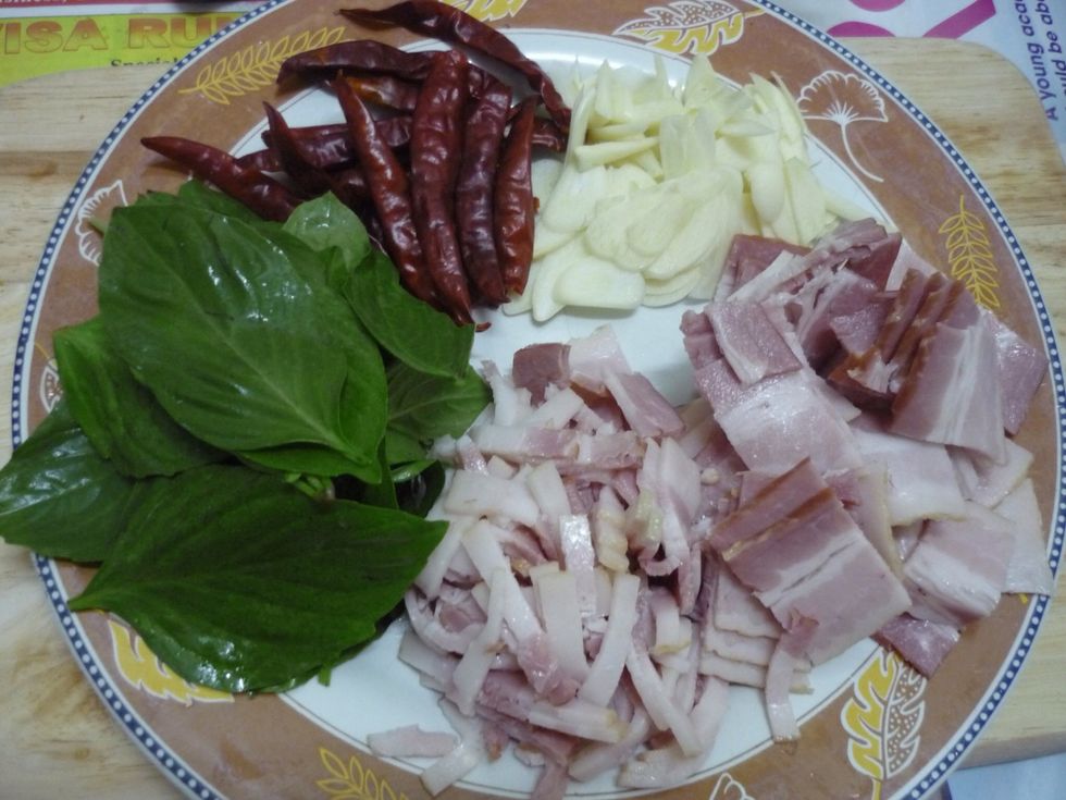 My preperation. Slided bacon, slided garlic, dried chili and sweet basil leaves.