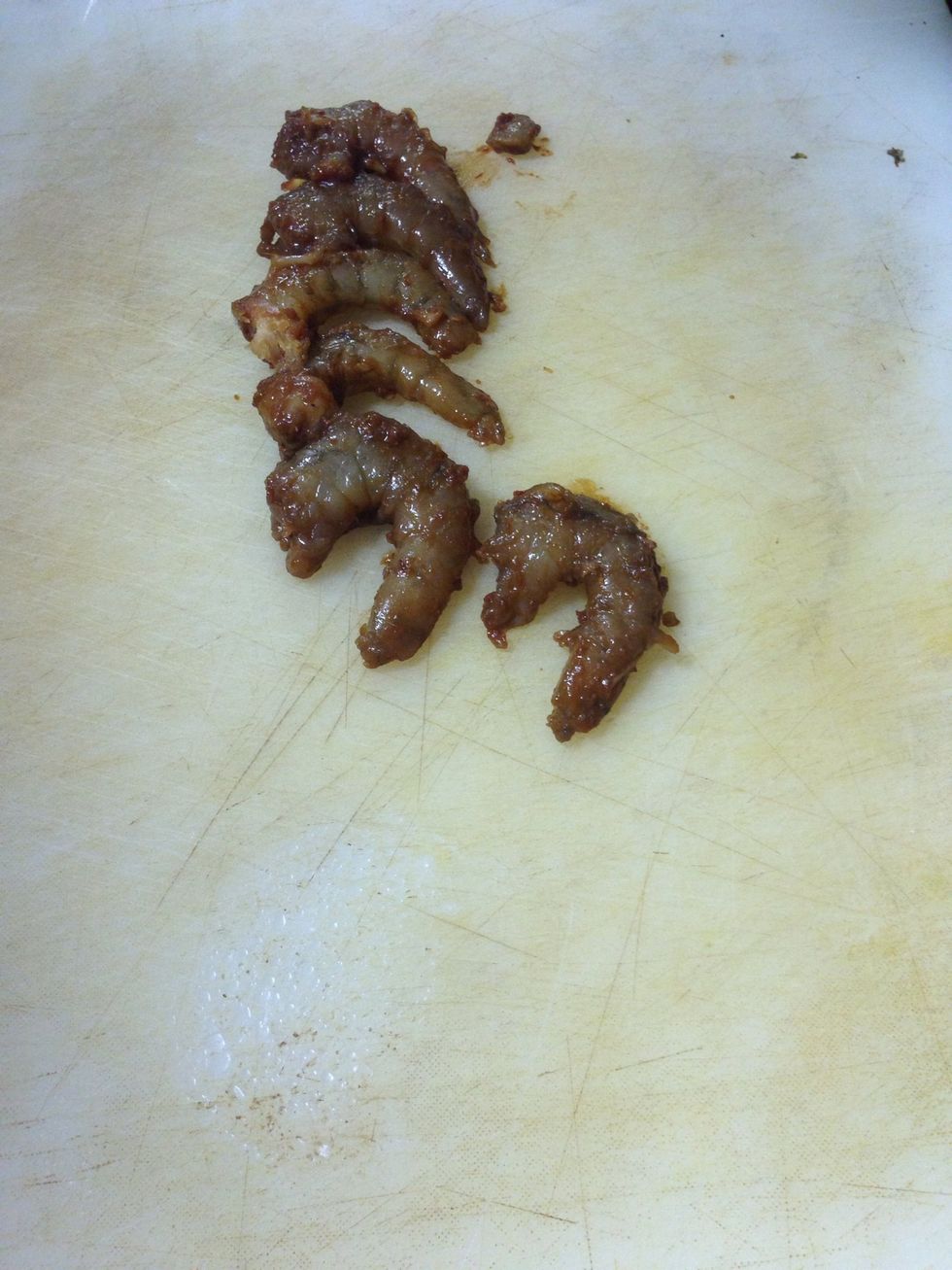 My shrimps look very dark because i marinated them with chili powder, garlic and onion powder, but you don't have to