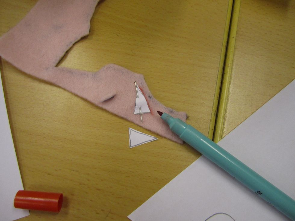 N\u00c5LA FAST OCH RITA AV DETALJERNA.