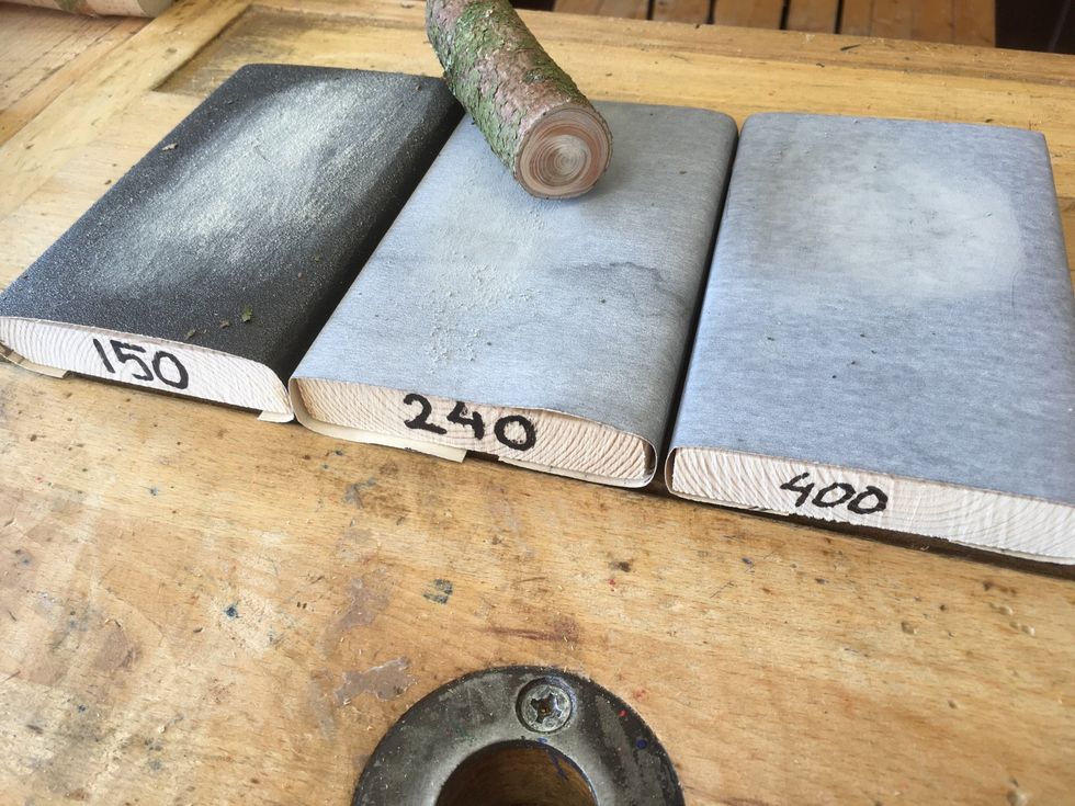 N\u00e4r alla slipm\u00e4rkena \u00e4r borta kan du g\u00e5 vidare till slipa p\u00e5 240