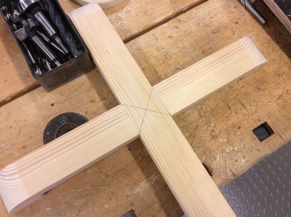 N\u00e4r allt \u00e4r ihoplimmat ska du rita ett kors p\u00e5 f\u00f6ljande s\u00e4tt f\u00f6r att enkelt f\u00e5 ut mitten, d\u00e4r du snart ska borra.