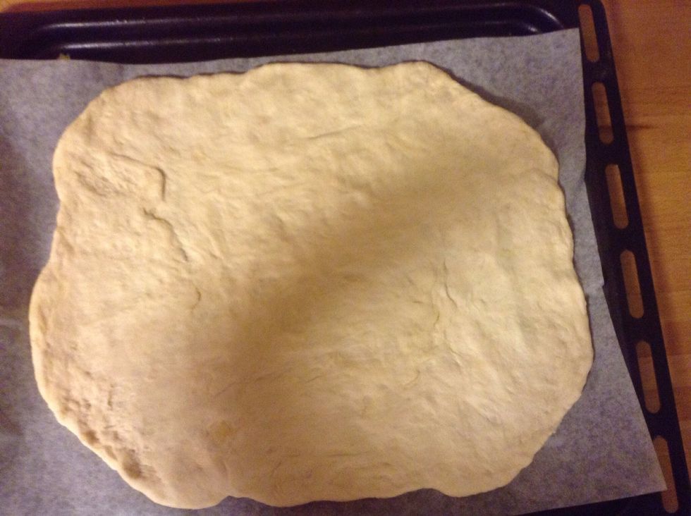 N\u00e4r degen j\u00e4st f\u00e4rdigt plattar du ut den p\u00e5 en pl\u00e5t.  When the dough has yeast ready, you take the Dough and flatten it out on the sheet.