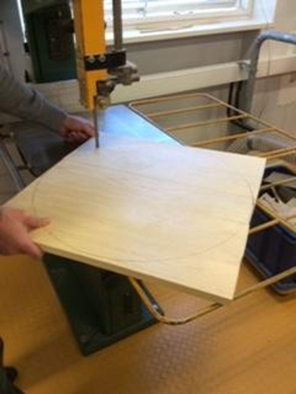 N\u00e4r det \u00e4r gjort ska det se ut som denna. Om ni har m\u00f6jligheten skulle ni kunna anv\u00e4nda en bands\u00e5g f\u00f6r att g\u00f6ra jobbet l\u00e4ttare. OBS. Fr\u00e5ga din l\u00e4rare om han kan hj\u00e4lpa dig.