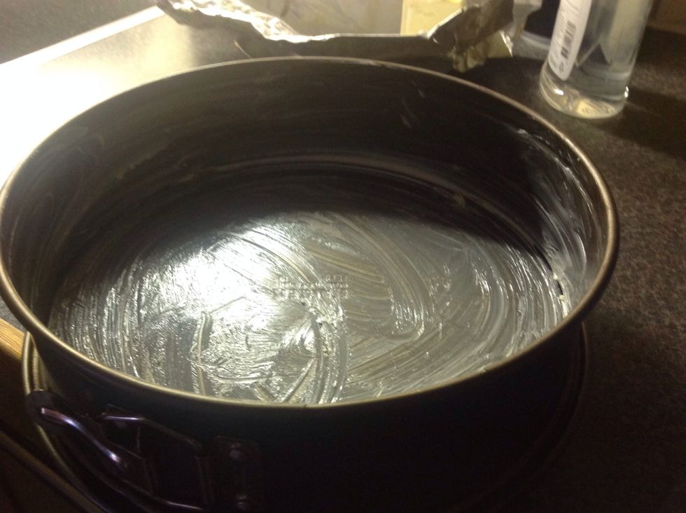 N\u00e4r din mamma r\u00f6r om g\u00f6r du sm\u00f6r i en bakform./When your mother mix you put butter in a bakingpan.