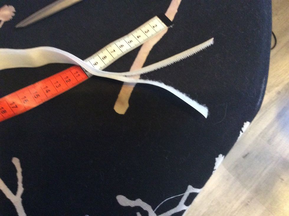 N\u00e4r du dekorerat ska du s\u00e4tta fast kardborrebanden. Ta fram kardborrebanden. Kolla s\u00e5 du har b\u00e5da sidorna som passar ska passa ihop.