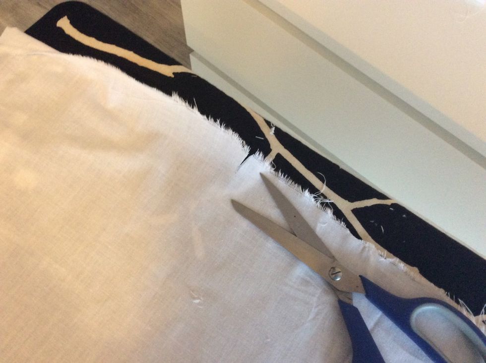 N\u00e4r du f\u00e5tt godk\u00e4nt, g\u00f6r sm\u00e5 jack och riv tyget.